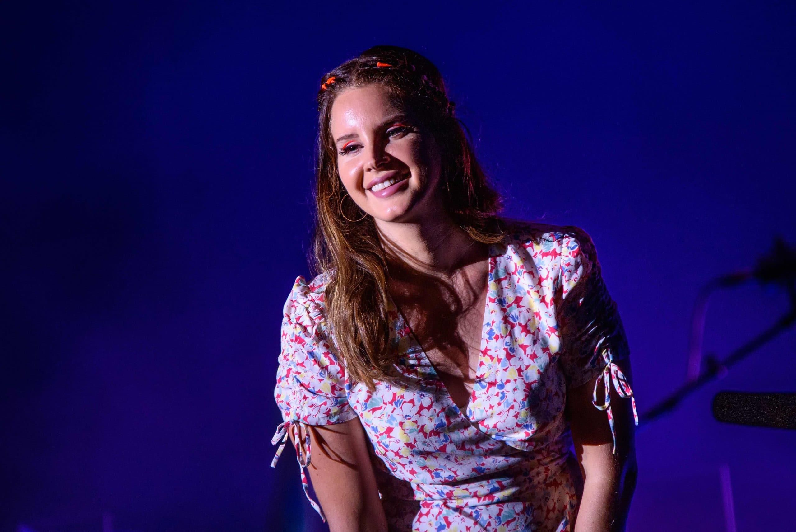 Lana del Rey in a live concert smiling